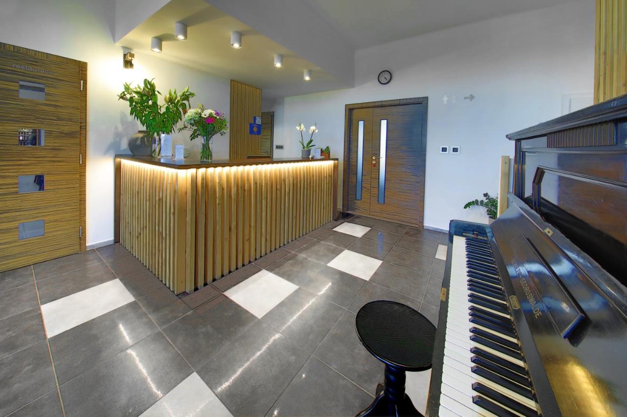 Hotel Brada Йичин Экстерьер фото