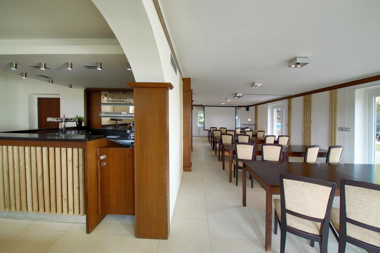 Hotel Brada Йичин Экстерьер фото