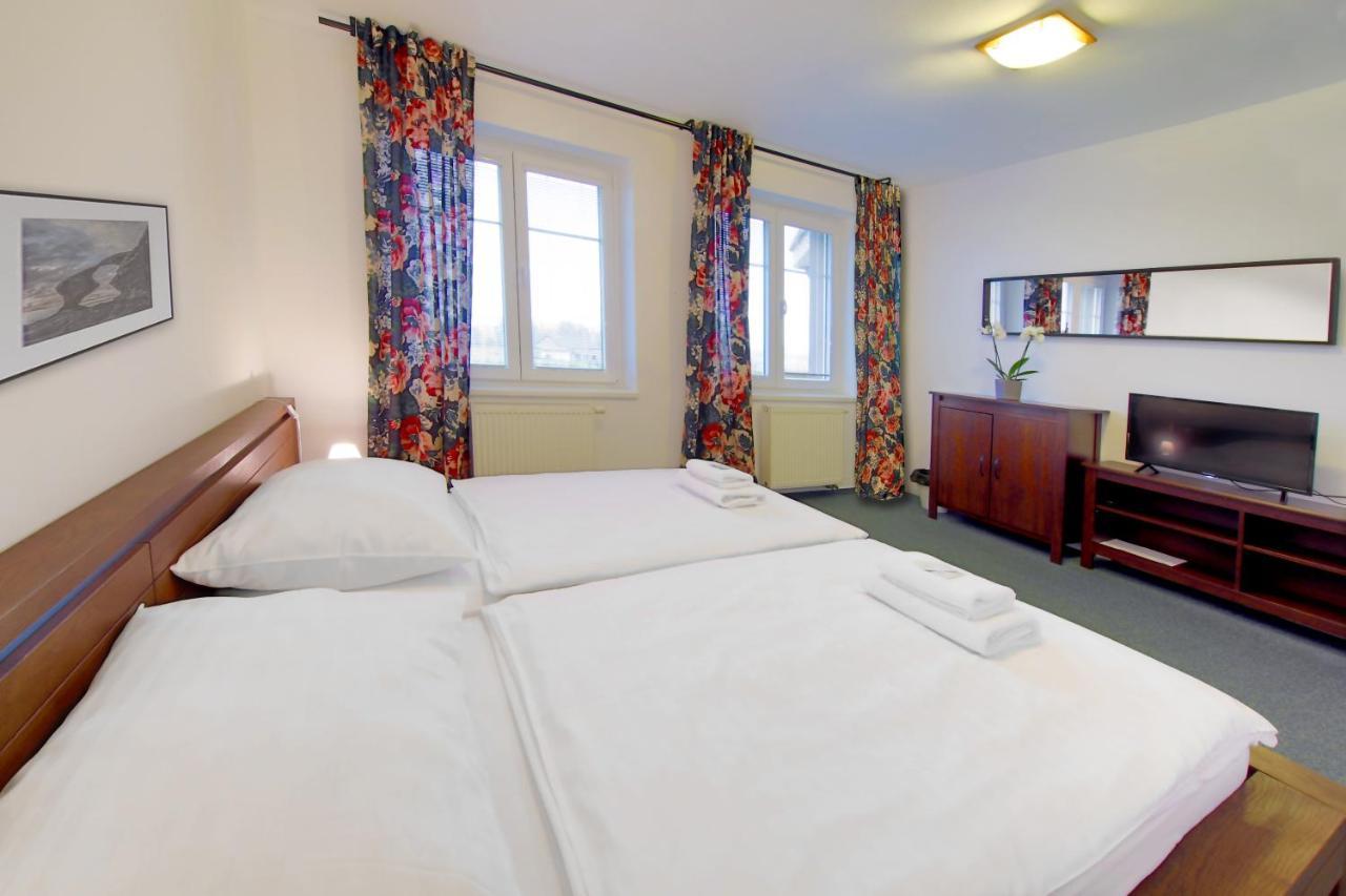 Hotel Brada Йичин Экстерьер фото
