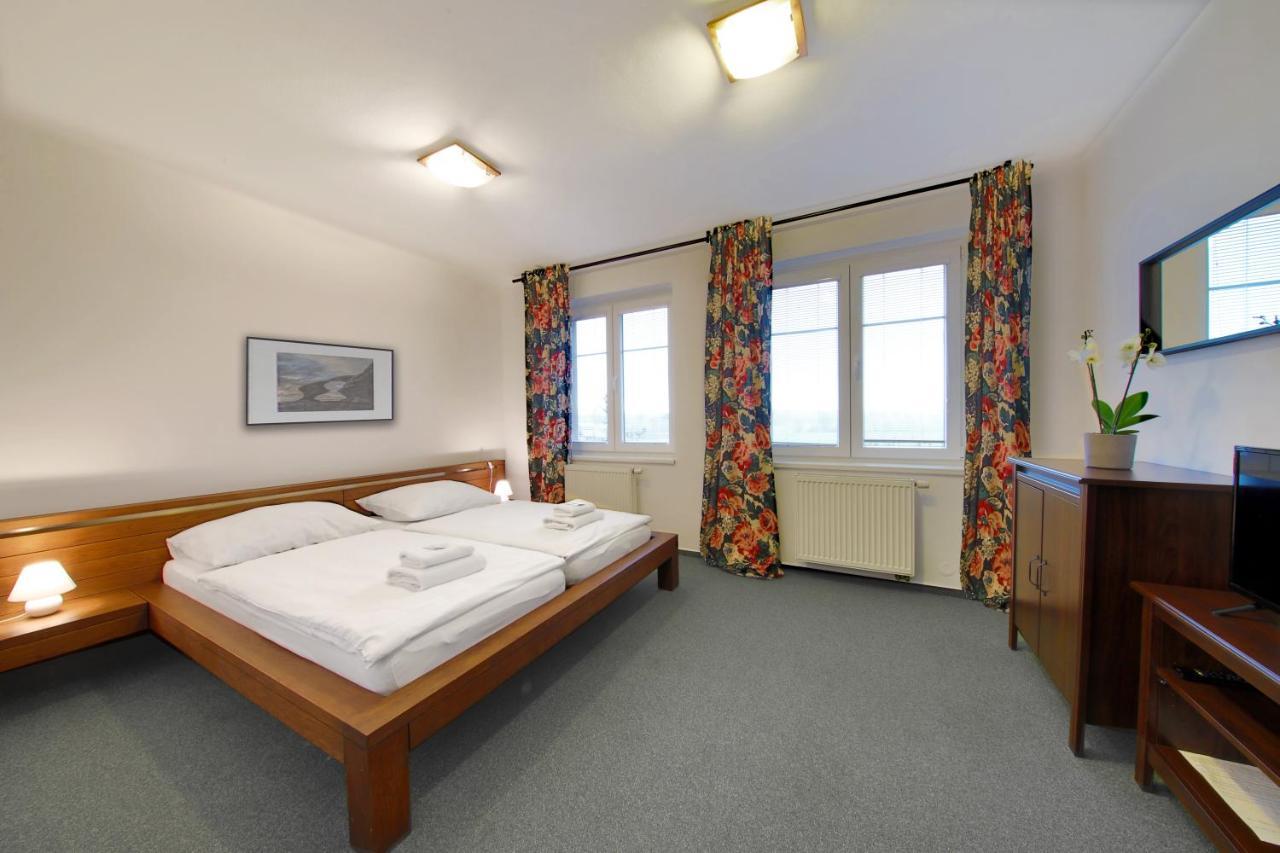 Hotel Brada Йичин Экстерьер фото