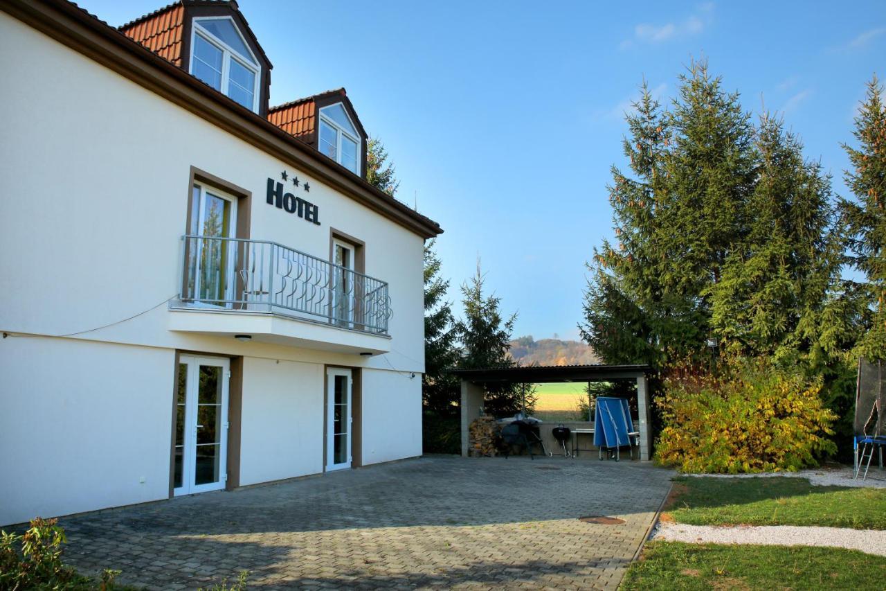 Hotel Brada Йичин Экстерьер фото