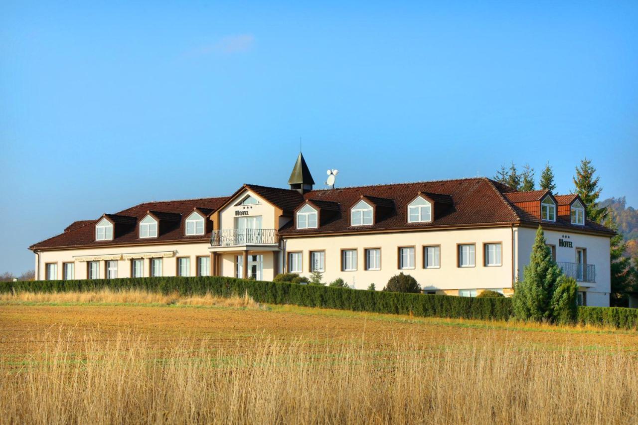 Hotel Brada Йичин Экстерьер фото