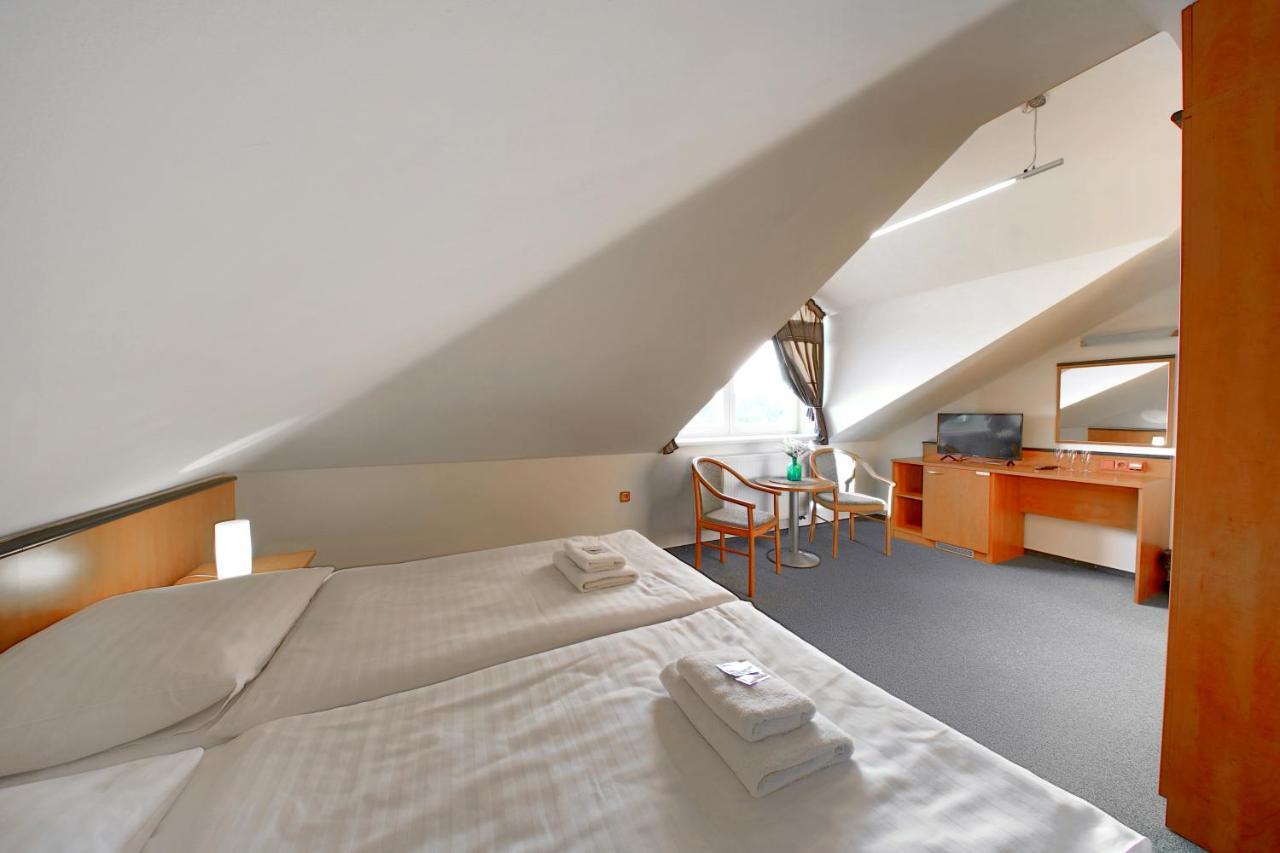 Hotel Brada Йичин Экстерьер фото